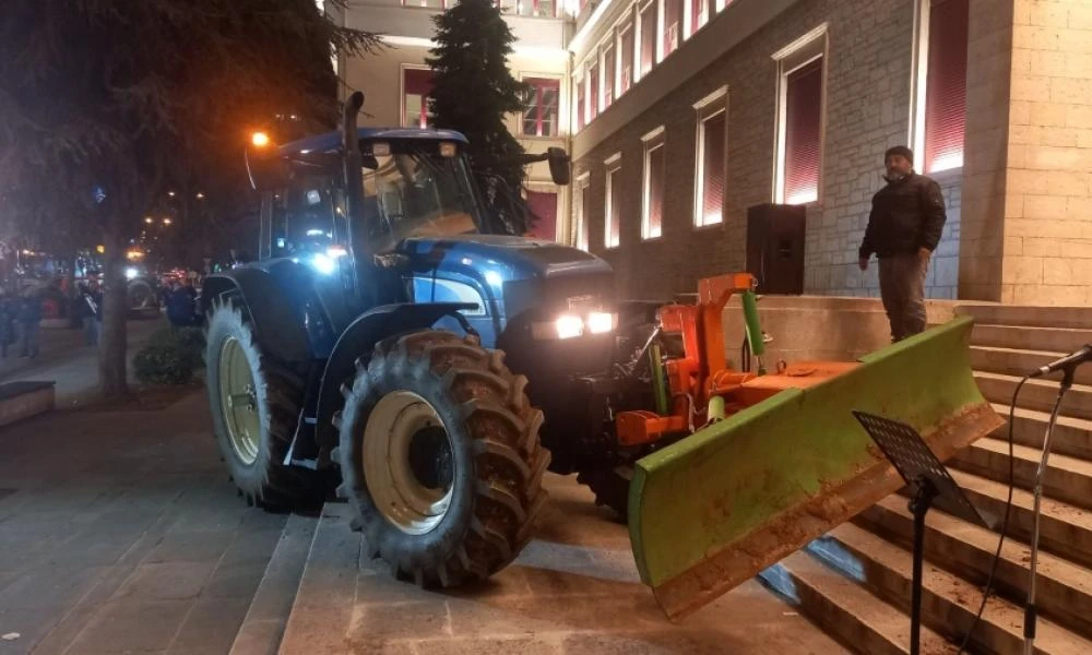 Οι αγρότες "μπούκαραν" με τα τρακτέρ στο κέντρο των Ιωαννίνων